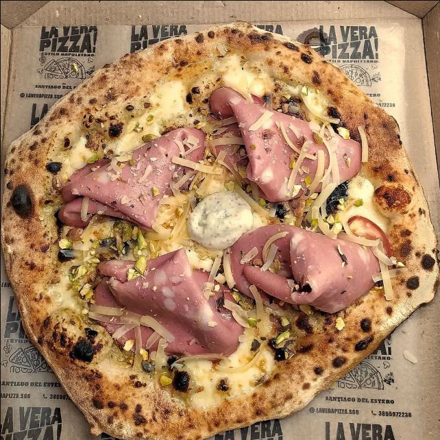 Imagen de una pizza tipo Bolognesa