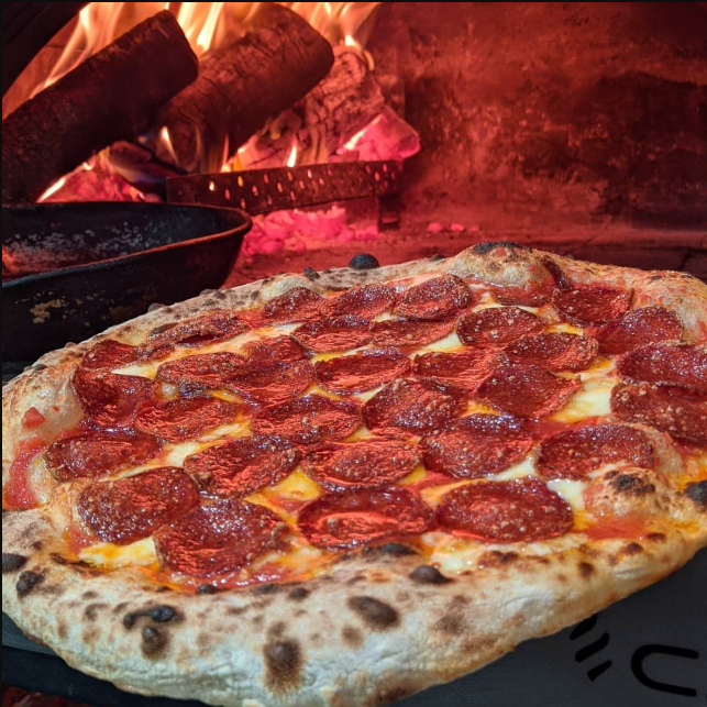 Imagen de una pizza tipo pepperonni